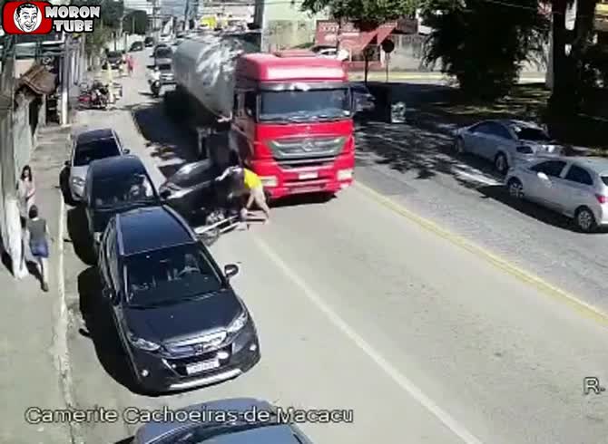 Video :A motorcyclist is bucked beneath a lorry!